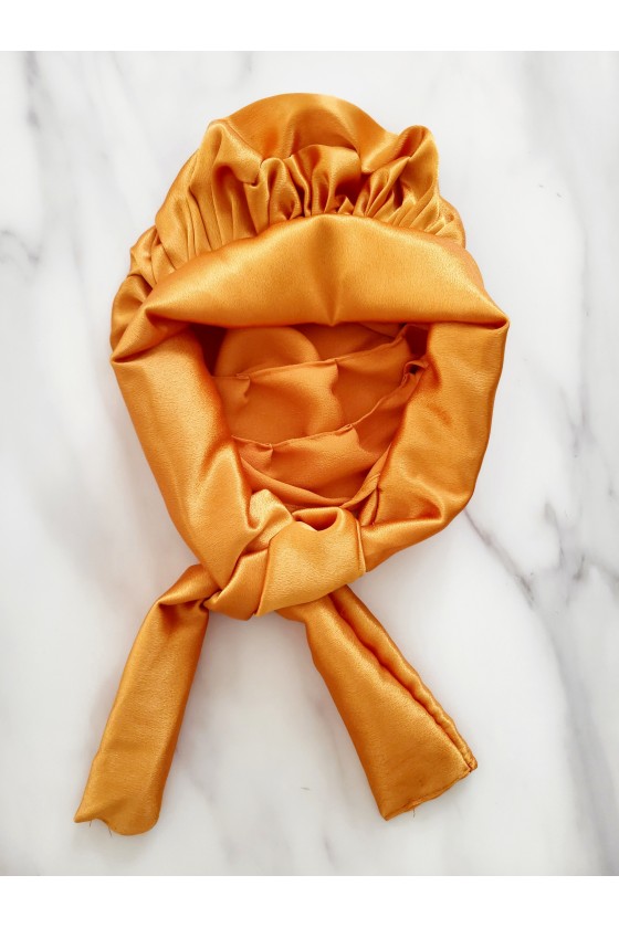 Bonnet en satin avec attaches orange